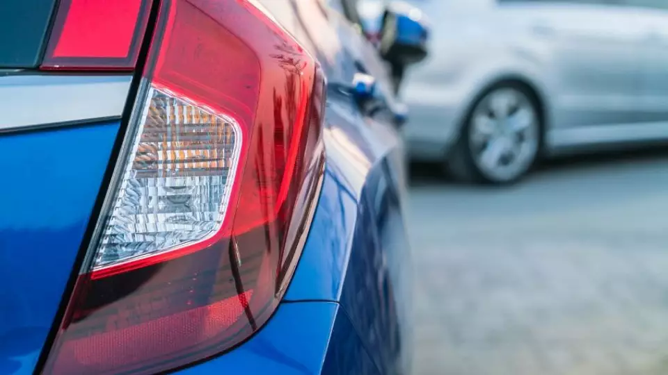 Юристы объяснили, почему машины ГИБДД ездят без триколора на номерах