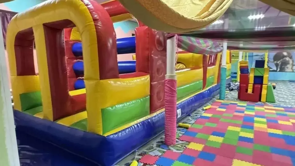 8-летняя девочка упала с батута и получила тяжёлую травму