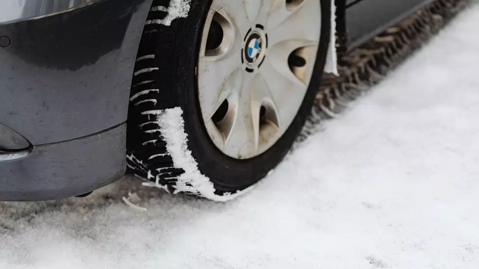 Автоэксперт: переобуваться пока рано