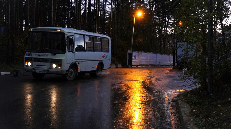 В Свердловской области автобус с пассажирами съехал в кювет и опрокинулся