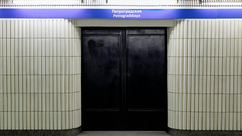 В Екатеринбурге женщина, оказавшаяся под поездом в метро, находится в тяжелом состоянии