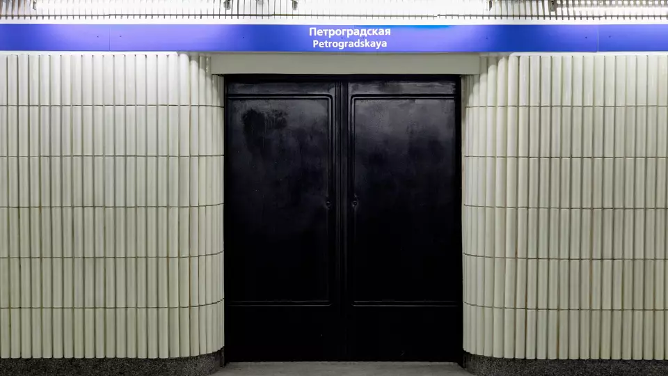 В Екатеринбурге женщина, оказавшаяся под поездом в метро, находится в тяжелом состоянии