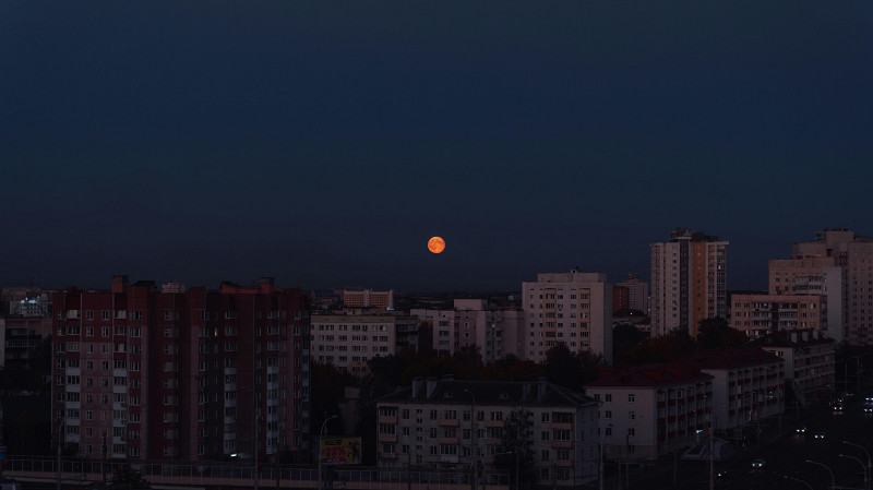 Огненный восход луны наблюдали над Екатеринбургом