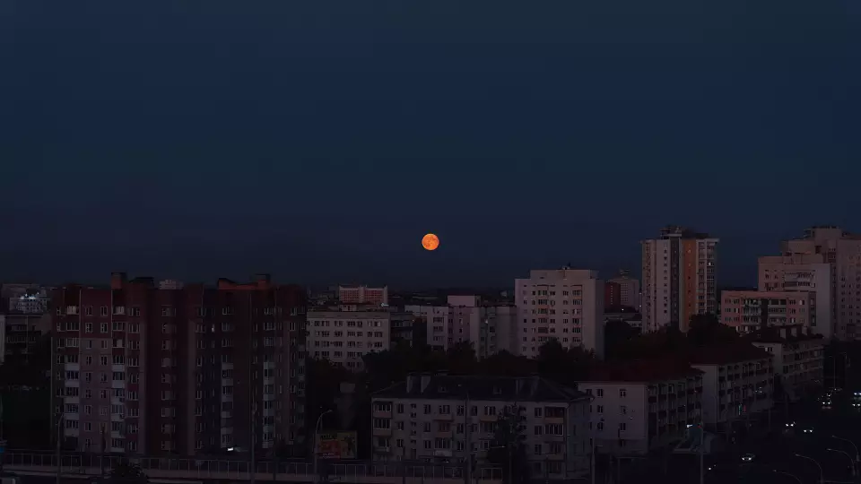 Огненный восход луны наблюдали над Екатеринбургом