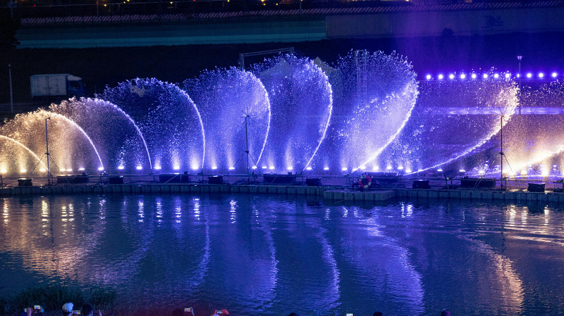 Новый танцующий фонтан запустили на Плотинке в Екатеринбурге