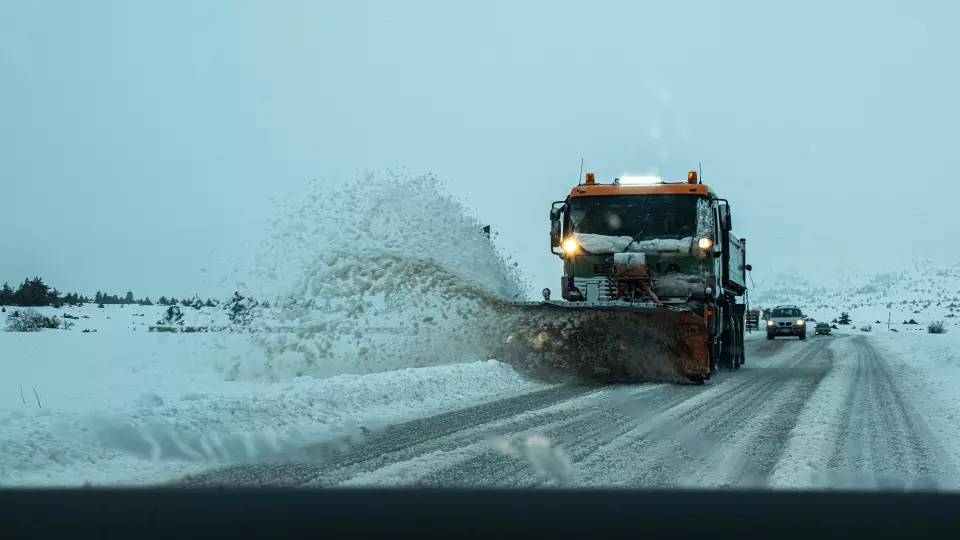 Свердловские дороги расчищают от снега 380 спецмашин