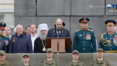 К участникам и зрителям Парада Победы с трибуны обратился глава региона