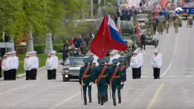 Юные барабанщики и девушки-военнослужащие прошли в парадных колоннах в Екатеринбурге