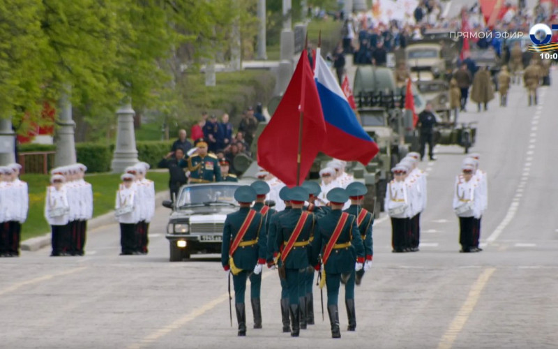 Юные барабанщики и девушки-военнослужащие прошли в парадных колоннах в Екатеринбурге