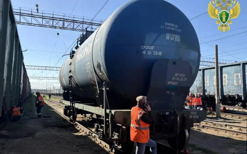 Цистерна грузового поезда сошла с рельсов в Свердловской области