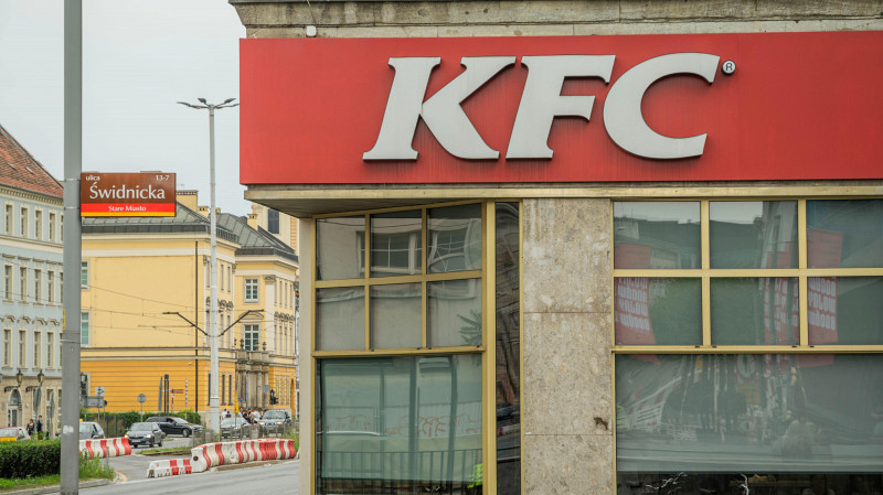 KFC покидает Россию, оставляя бизнес "местным"