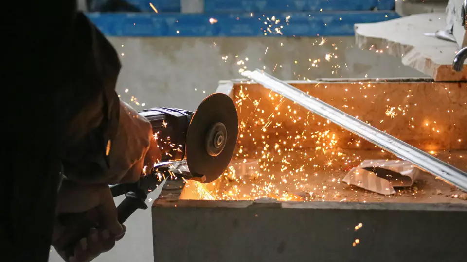 Судебные приставы болгаркой вскрыли дверь должника за газ в Екатеринбурге