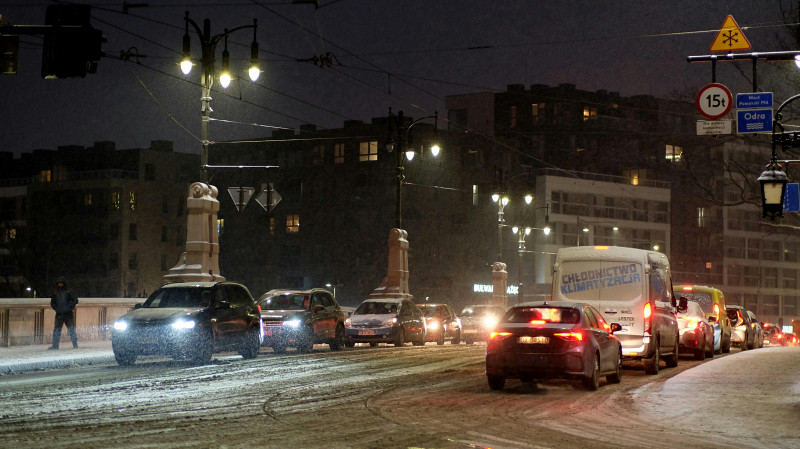 Час пик: Екатеринбург застыл в 10-бальных пробках из-за снегопада
