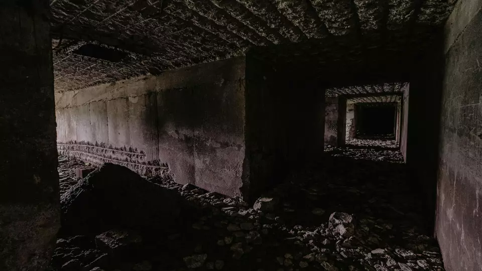 Екатеринбургский скульптор остался жить в подвале расселённого дома