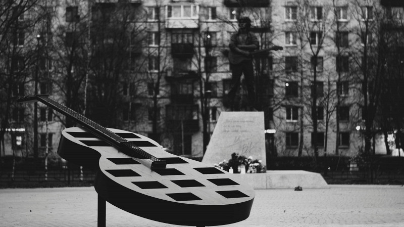 Уральский художник Рома Бантик создал пятиметровый арт-объект из заводских деталей и 7000 банок