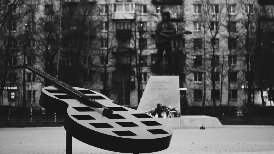 Уральский художник Рома Бантик создал пятиметровый арт-объект из заводских деталей и 7000 банок