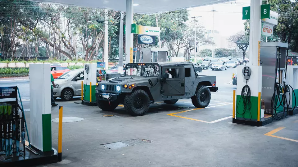 У жителя Нижнего Тагила за долги арестовали Hummer