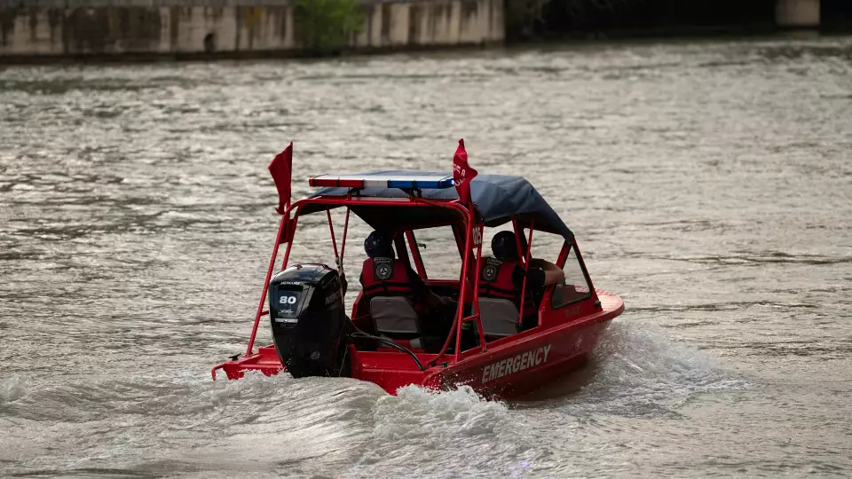 В Нижнем Тагиле полицейские спасли тонувшую в реке пенсионерку