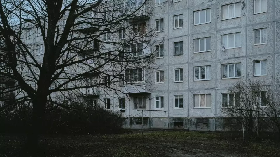 Шестилетний ребёнок выпал с четвертого этажа общежития в Каменске-Уральском