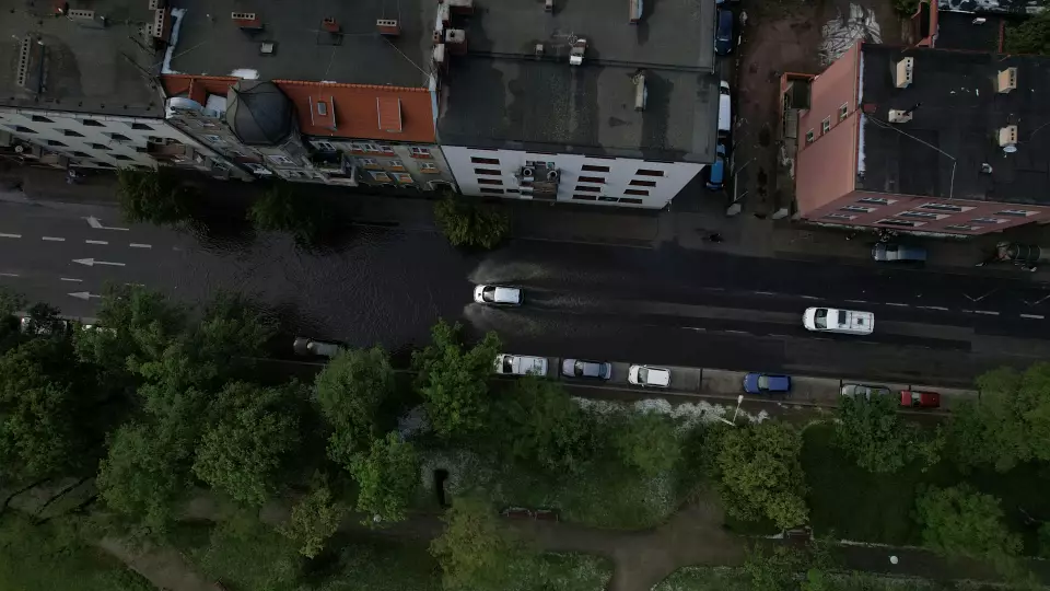 Улицу Московскую в Екатеринбурге затопило холодной водой