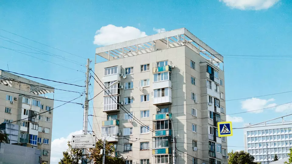 Екатеринбуржца избили до полусмерти за кражу дверей от лифта