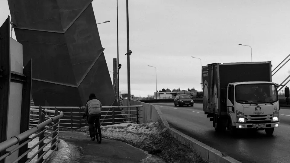 Снова авария на ЕКАД: негабаритный грузовик врезался в мост