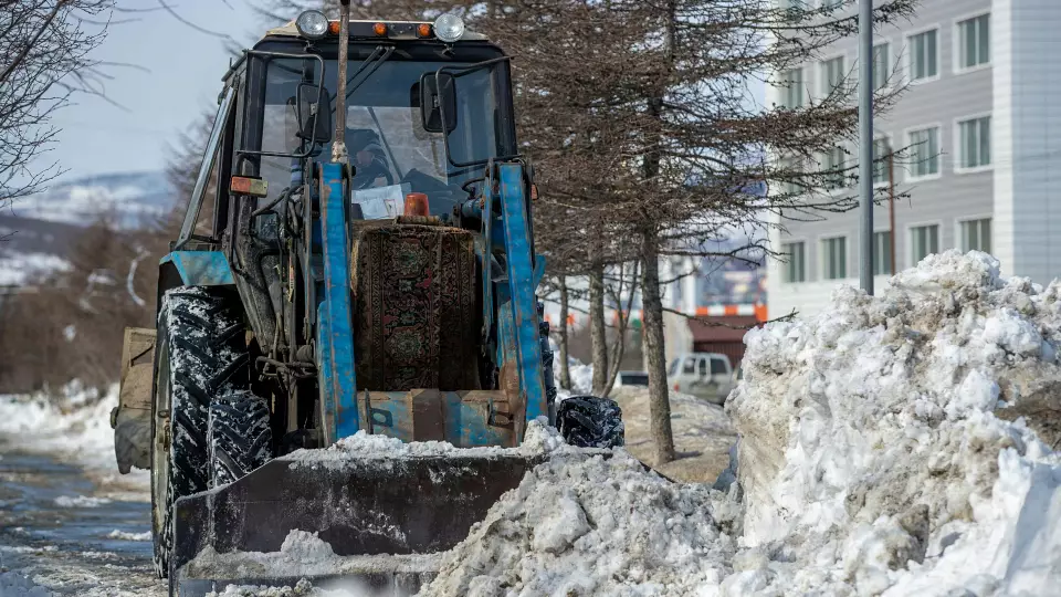 Водителей Екатеринбурга призвали не мешать снегоуборочной технике