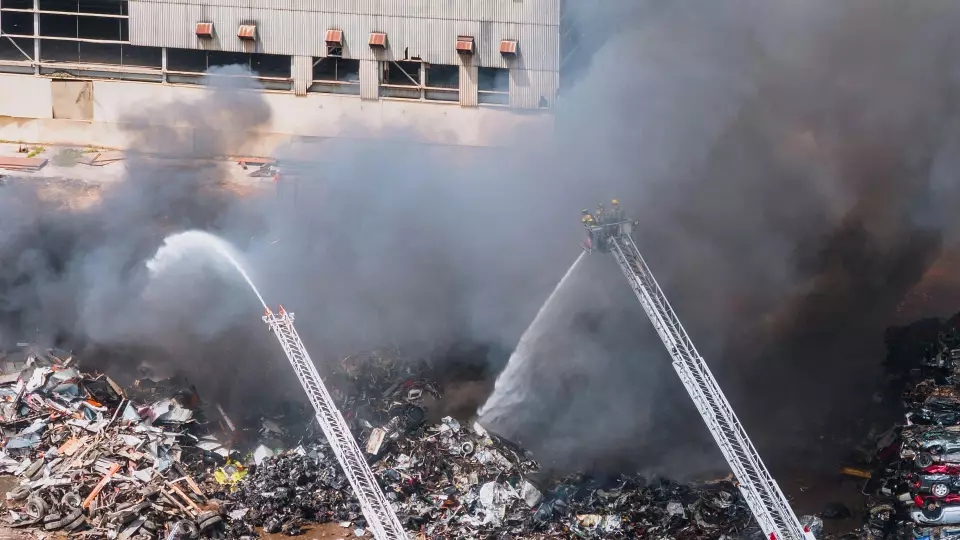 В Екатеринбурге ликвидировали крупный пожар на проспекте Космонавтов