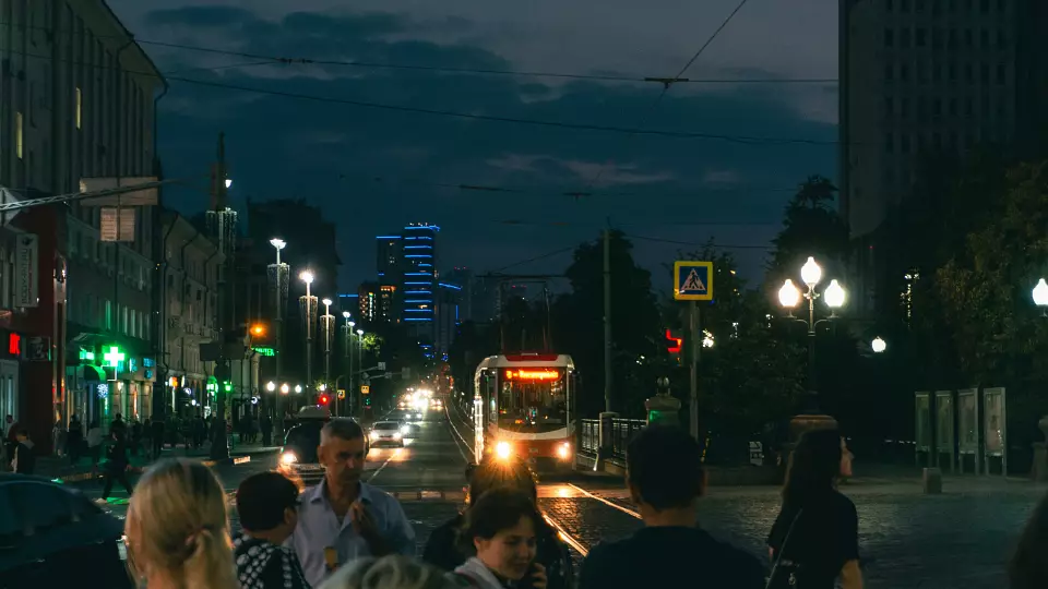 Вечер пятницы екатеринбуржцы встречают в 9-балльных пробках