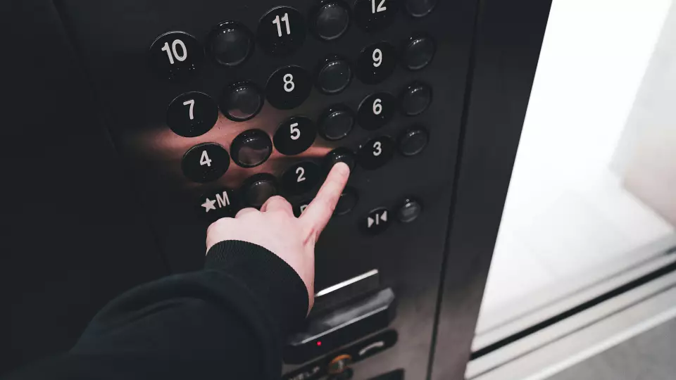 Что делать, если вы застряли в лифте?
