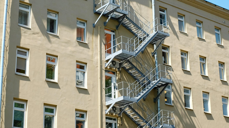 МЧС: в здании на улице Красный Переулок горит квартира на 9 этаже