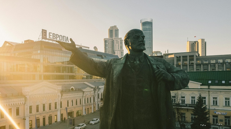 Екатеринбуржцы выпустили стильные шапки, чтобы восстановить Памятник клавиатуре