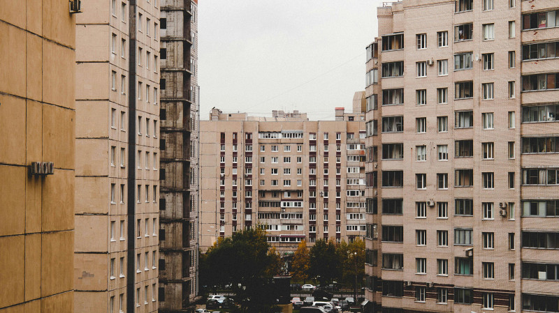 В России решили уменьшить число парковочных мест у новых многоэтажек
