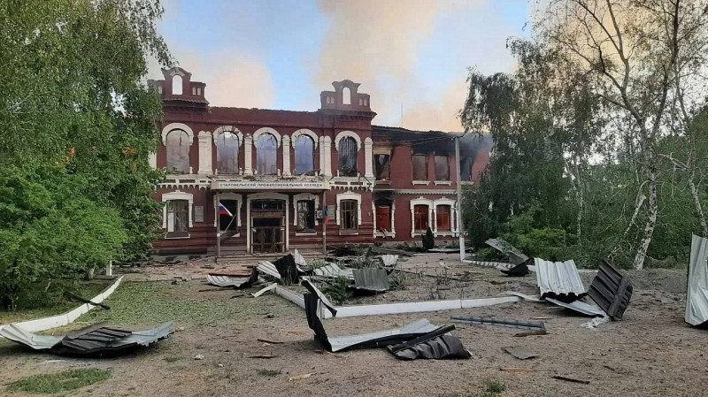21 человек погиб после атаки на колледж в ЛНР