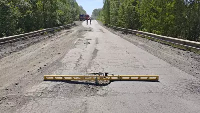 В Ревде из-за разбитой дороги запретили движение автобусов