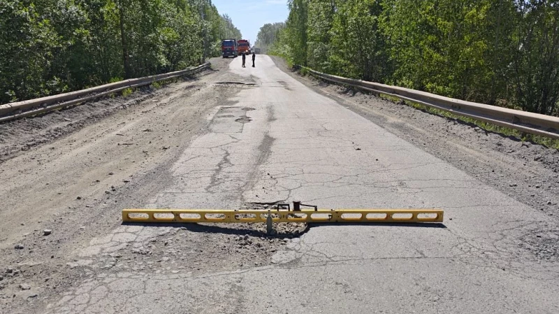 В Ревде из-за разбитой дороги запретили движение автобусов