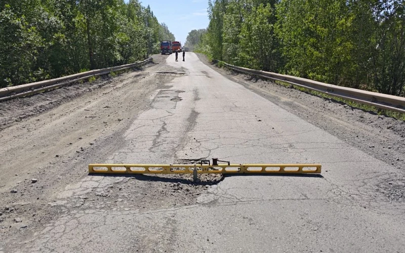 В Ревде из-за разбитой дороги запретили движение автобусов