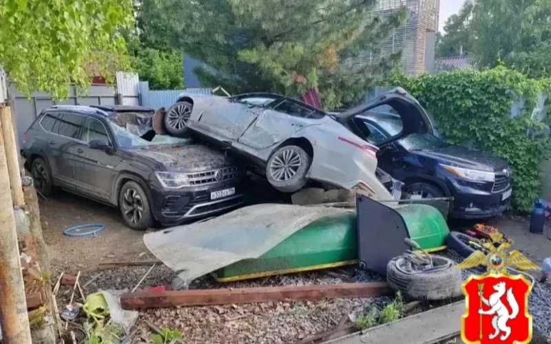 17-летний пьяный подросток на дядиной машине протаранил забор и два авто