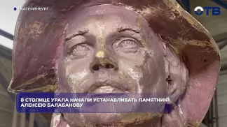 В Екатеринбурге начали монтаж памятника Алексею Балабанову у Дворца молодёжи