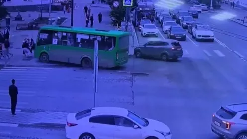 8 человек протаранил автобус у храма Большой Златоуст – видео с места трагедии