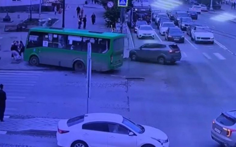 8 человек протаранил автобус у храма Большой Златоуст – видео с места трагедии