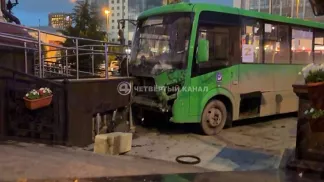 «Девушку зажало колесом в живот»: очевидцы рассказали о страшном ДТП на 8 Марта