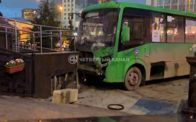 «Девушку зажало колесом в живот»: очевидцы рассказали о страшном ДТП на 8 Марта