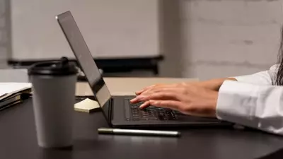 Россияне с пятидневкой будут работать 11 июня на час меньше