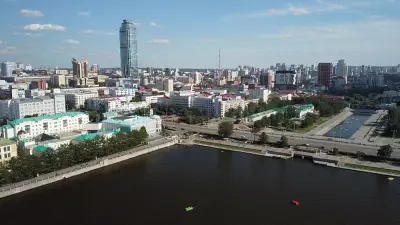 Россия сильна Уралом: губернатор поздравил свердловчан с Днем России