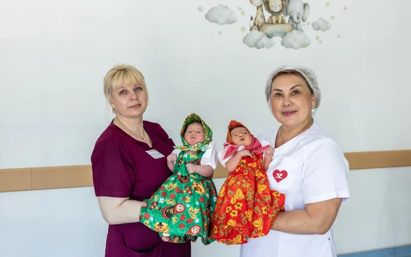 Медсестра в Ноябрьске шьет народные костюмы для новорожденных