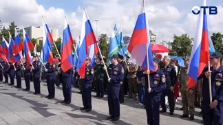 Церемония поднятия флага в День России