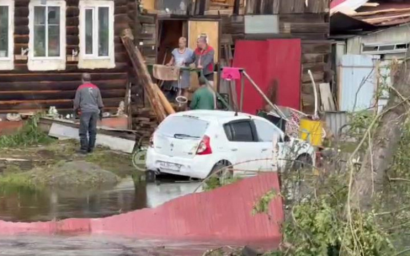 Кушву после смерча залило: улицы и дворы уходят под воду