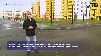 Паслер вручил ключи от квартиры новосёлам Верхней Салды