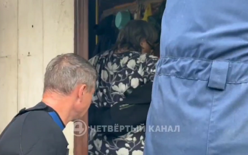 В Ирбите спасатели эвакуировали из подтопленного дома женщину после инсульта